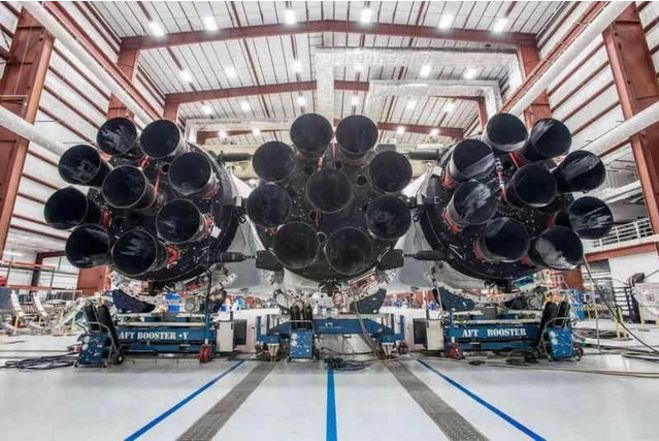 【新纪元！】SpaceX"猎鹰"重型火箭带特斯拉上天！（内附全程发射视频）