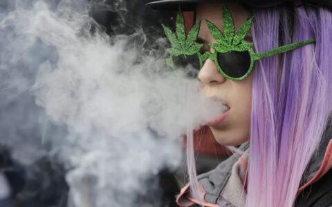 大麻合法化！曾吸食大麻的加拿大总理笑了