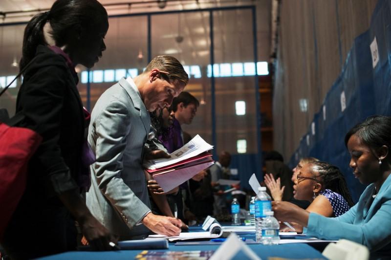 路透：美国9月民间就业岗位增幅超预期 但前景充满挑战