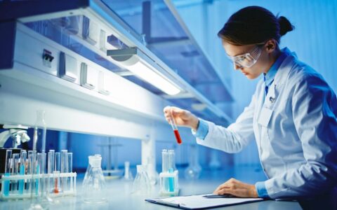 5年持有策略下的隐藏赢家：CRISPR Therapeutics 与 Regeneron 谁能翻身？