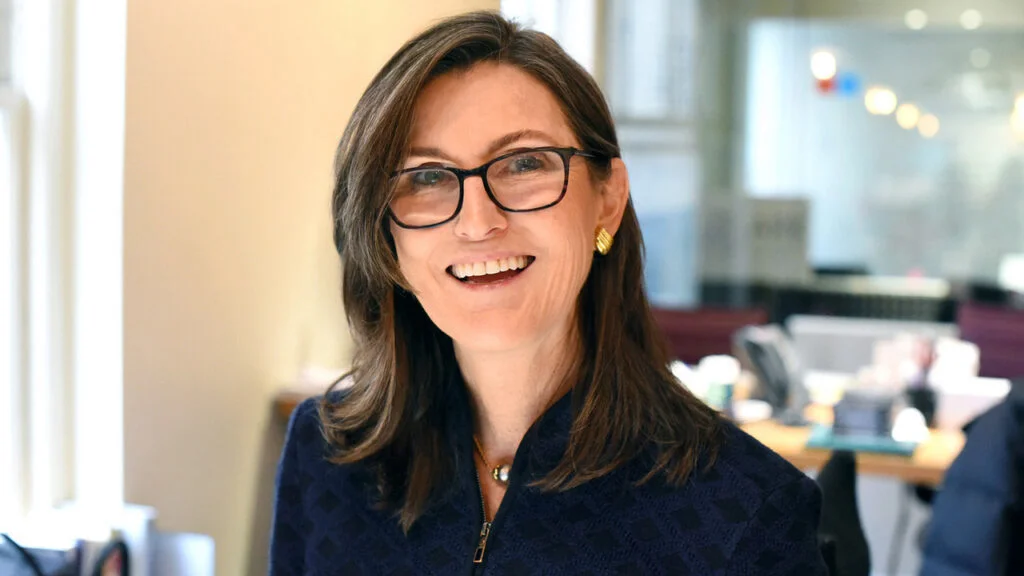 Cathie Wood最新AI投资动向：减持Palantir，加仓英伟达与AMD释放哪些信号？