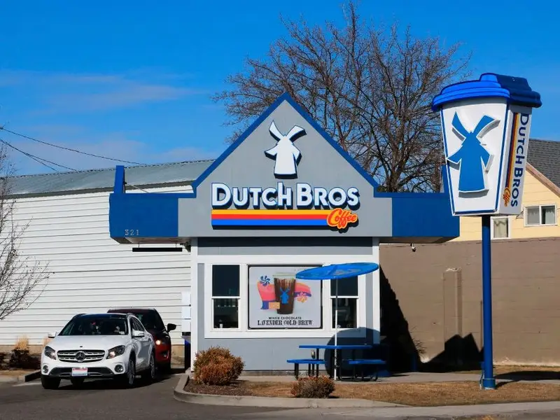 得来速咖啡的革命者：Dutch Bros 如何挑战 Starbucks，引领下一代咖啡消费？